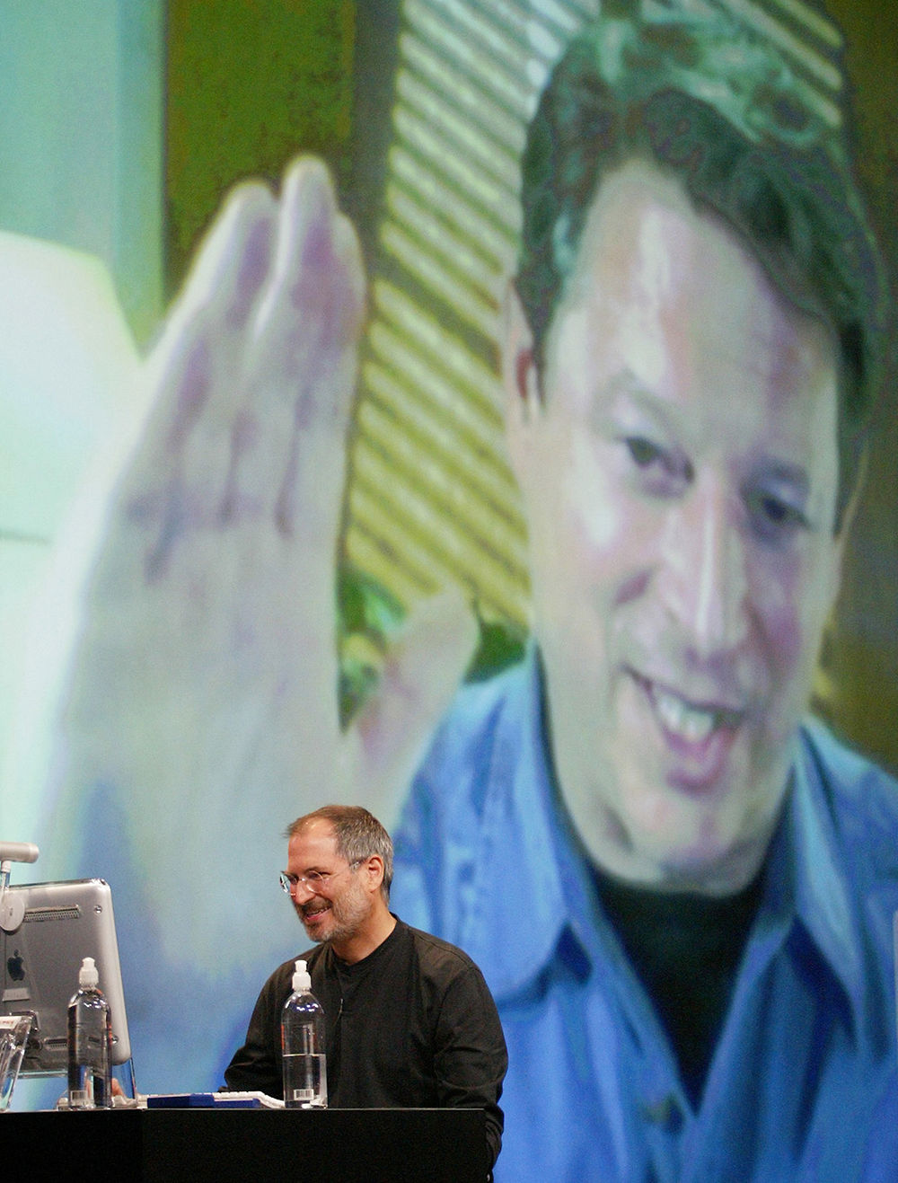 Steve Jobs, stifter af Apples, på scenen i 2003 i en videokonference med Al Gore. Gore har siddet i Apples bestyrelse siden 2003. Scanpix/Lou Dematteis