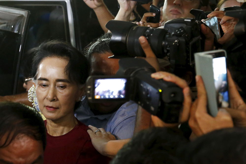 Myanmar's National League for Democracy (NLD) party leader Aung San Suu Kyi arrives to cast her ballot during the general election in Yangon November 8, 2015. Voting began on Sunday in Myanmar's first free nationwide election in 25 years, the Southeast Asian nation's biggest stride yet in a journey to democracy from dictatorship. REUTERS/Jorge Silva