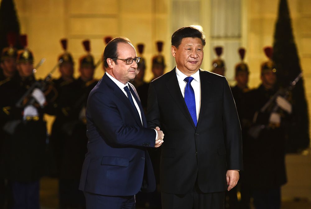 French President Francois Hollande (L) shakes hands with Chinese President Xi Jinping upon his arrival for a working dinner at the Elysee Presidential palace in Paris, on November 29, 2015. Some 150 leaders will attend the start on November 30 of the UN conference on climate change, tasked with reaching the first truly universal climate pact. AFP PHOTO / STEPHANE DE SAKUTIN