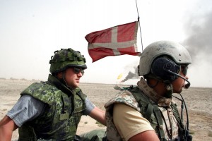Den danske landindsats i Irak er slut. Det danske område i Irak bliver formelt overdraget til briterne. Dermed er den danske landindsats slut. Nu overtager et helikopterhold på 50 mand opgaverne.De seneste dages raketangreb og indirekte beskydning bliver det