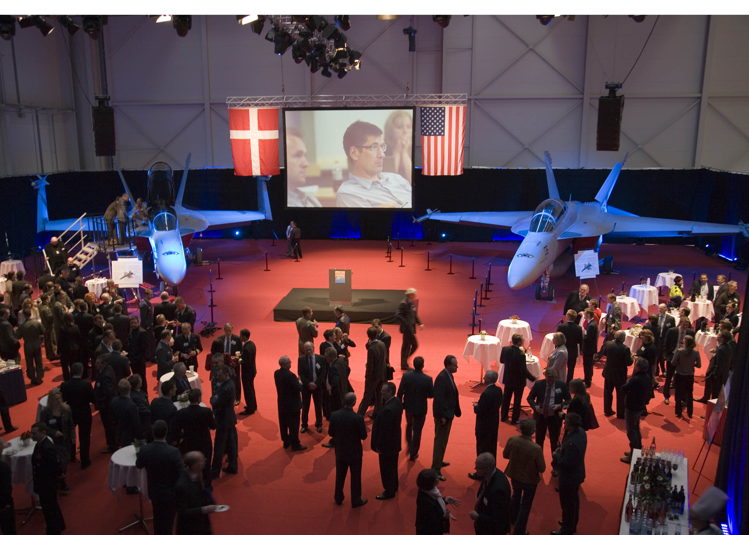 Boeing kickstartede i 2009 sin danske salgskampagne med en reception i en hangar i Københavns Lufthavn med to Super Hornet-fly i festens midte. Foto: Boeing. 