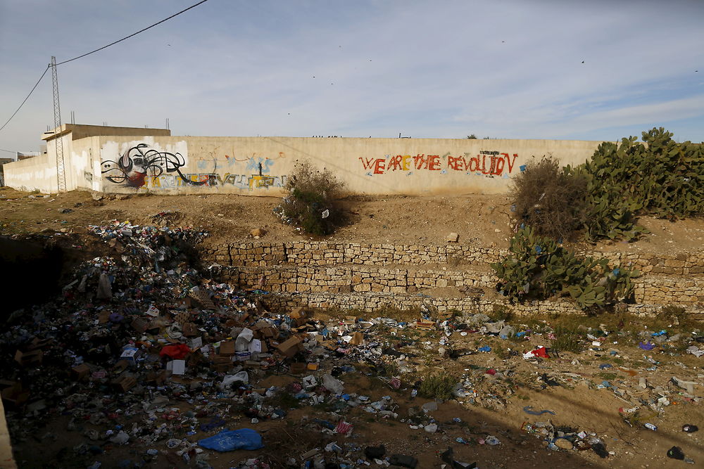 Graffiti ved indgangen til Kasserine: 'Vi er revolutionen'