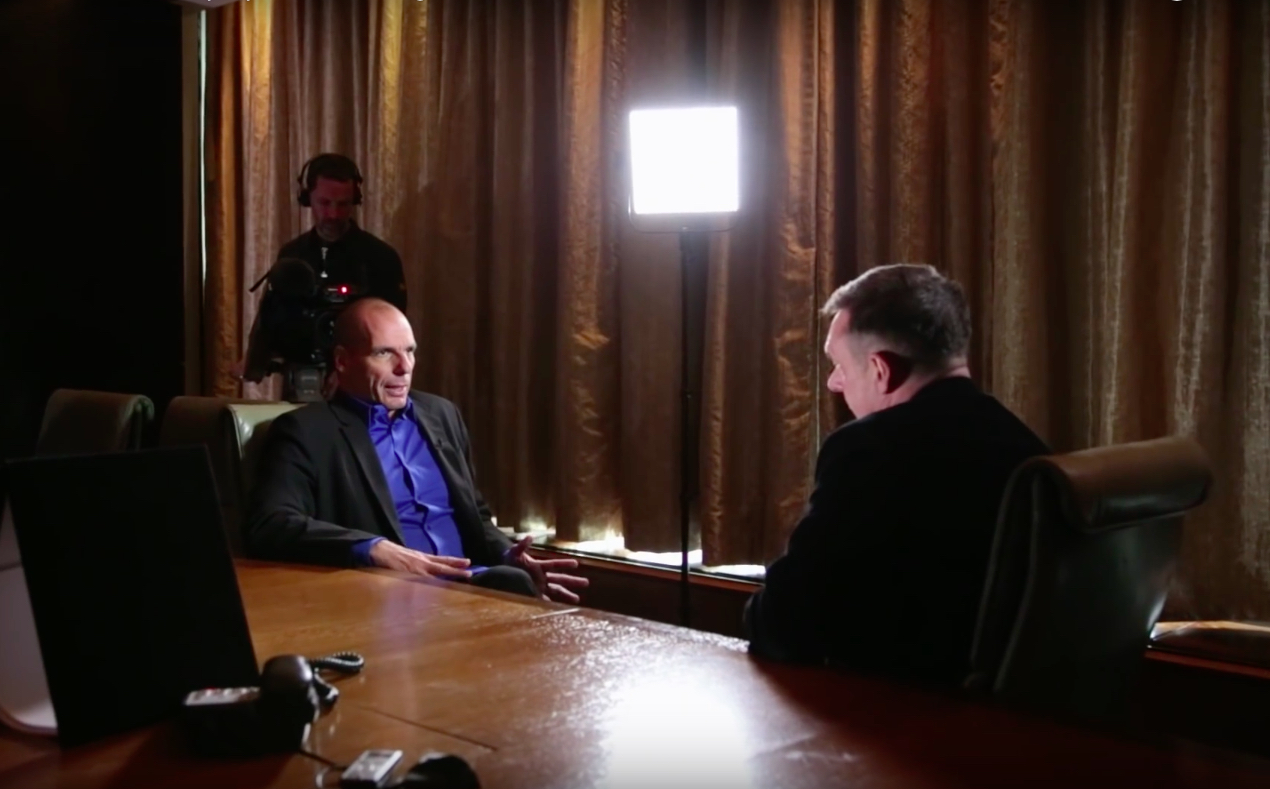 Paul Mason interviewer en noget presset Yanis Varoufakis. Klip fra filmen.