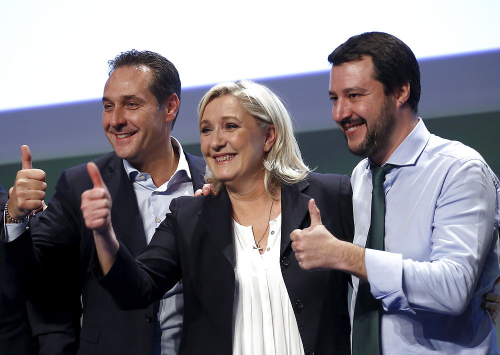 Northern League leader Matteo Salvini (R), France's far-right National Front political party leader Marine Le Pen (C) and Austrian Freedom Party (FPOe) leader Heinz-Christian Strache give a thumbs up at the end of the "Europe of Nations and Freedom" meeting in Milan, January 28, 2016. REUTERS/Alessandro Garofalo