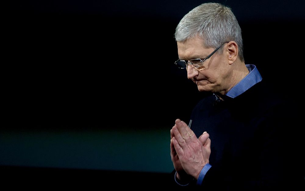 -Arkiv- SE RB PLUS FBI har måske ikke brug for Apples hjælp - - - - - - - - - Apple CEO Tim Cook gestures during a media event at Apple headquarters in Cupertino, California on March 21, 2016. Apple on Monday unveiled a new iPhone with a four-inch screen, aiming to reach consumers looking for a handset that is more affordable and compact than its flagship models. / AFP PHOTO / Josh Edelson
