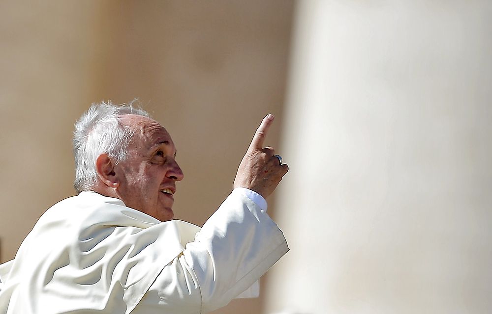 TOPSHOTS Pope Francis gestures at the end of his weekly general audience on Saint Peter's Square at the Vatican on October 22, 2014. AFP PHOTO / Filippo MONTEFORTE