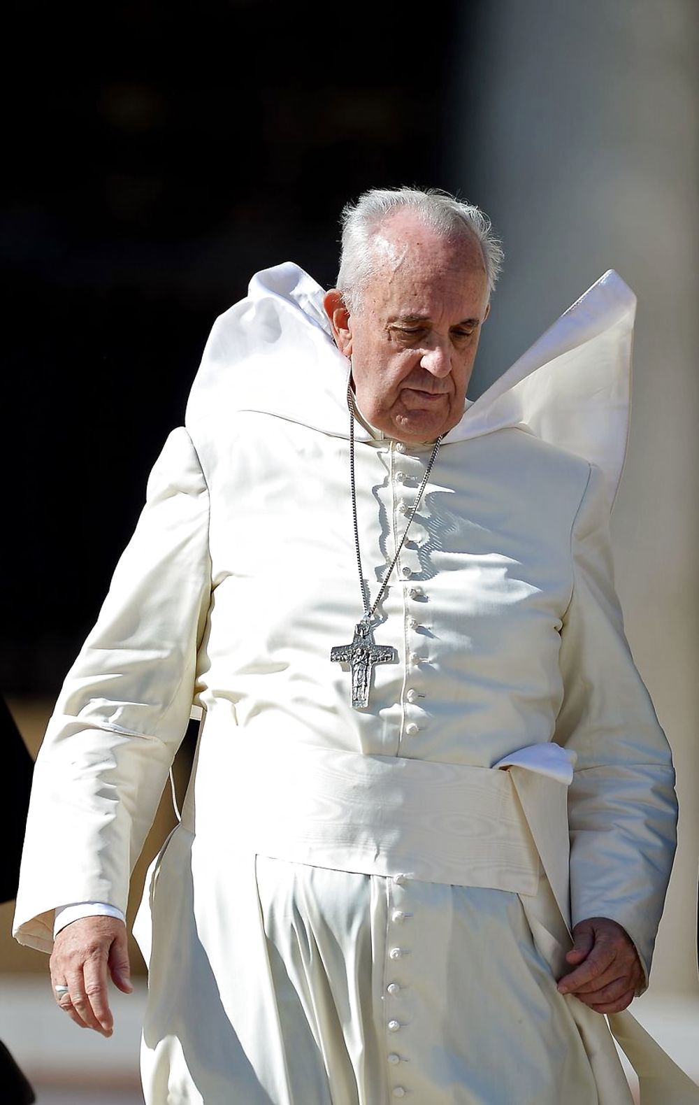 TOPSHOTS A gust of wind blows Pope Francis' cape at the end of his weekly general audience on Saint Peter's Square at the Vatican on October 22, 2014. AFP PHOTO / Filippo MONTEFORTE