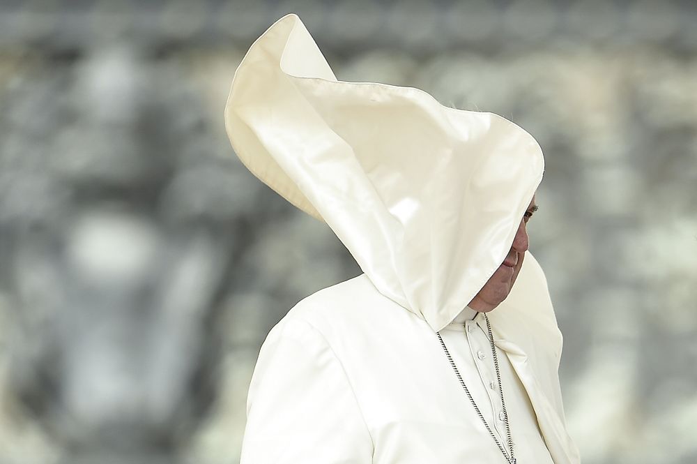 TOPSHOT - Pope Francis leads his special Jubilee Audience at Saint Peter's Square at the Vatican on April 9, 2016. / AFP PHOTO / ANDREAS SOLARO
